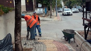 Osmangazi Belediyesi, Kükürtlü Caddesindeki yıpranan trafik levhaları ve uyarı işaretlerini yeniledi.