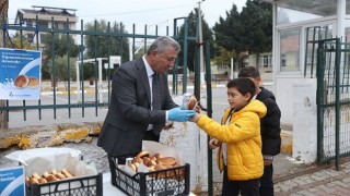 Güzelbahçe Belediyesinden öğrencilere süt ve pohaça