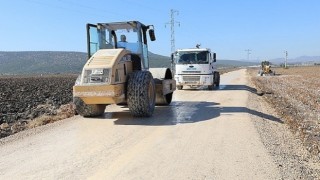 Menderes Belediyesi, İzmir Büyükşehir Belediyesi&#39;nin destekleri ile mahallelerde üretim yolları yapıyor.