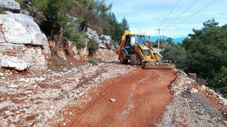 Finikede taş ve mıcırla kaplanan yol temizlendi