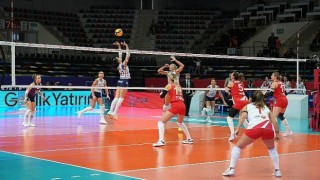 Kadın voleybol takımından 3-0 lık galibiyet