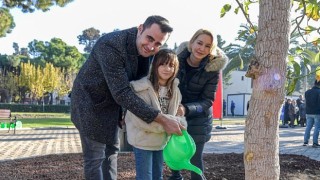 Başkan Tugay, yeni yılın ilk gününde Kültürparkta ağaç dikti Kültürparkın yeşil dokusu zenginleşiyor