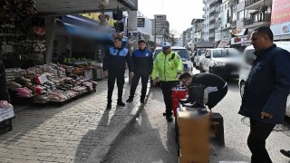 Karabağlar Belediyesinden kaldırım ve yol işgallerine karşı ikili denetim