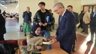 Rektör Prof. Dr. Budak, final sınavlarına hazırlanan öğrencilerle bir araya geldi